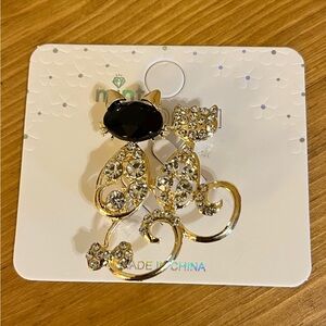 Brand new mint 2 cat brooch on gold tone with fold under clasp